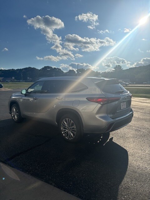 2023 Toyota Highlander Hybrid Platinum photo 3