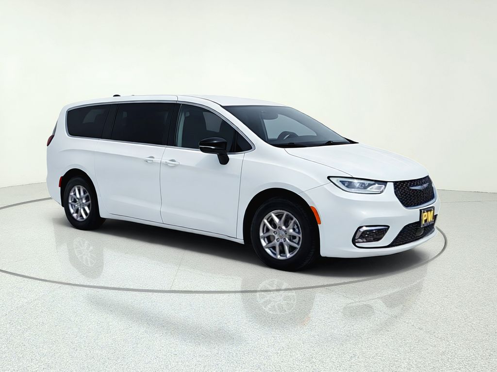 2024 Chrysler Pacifica Touring L's photo