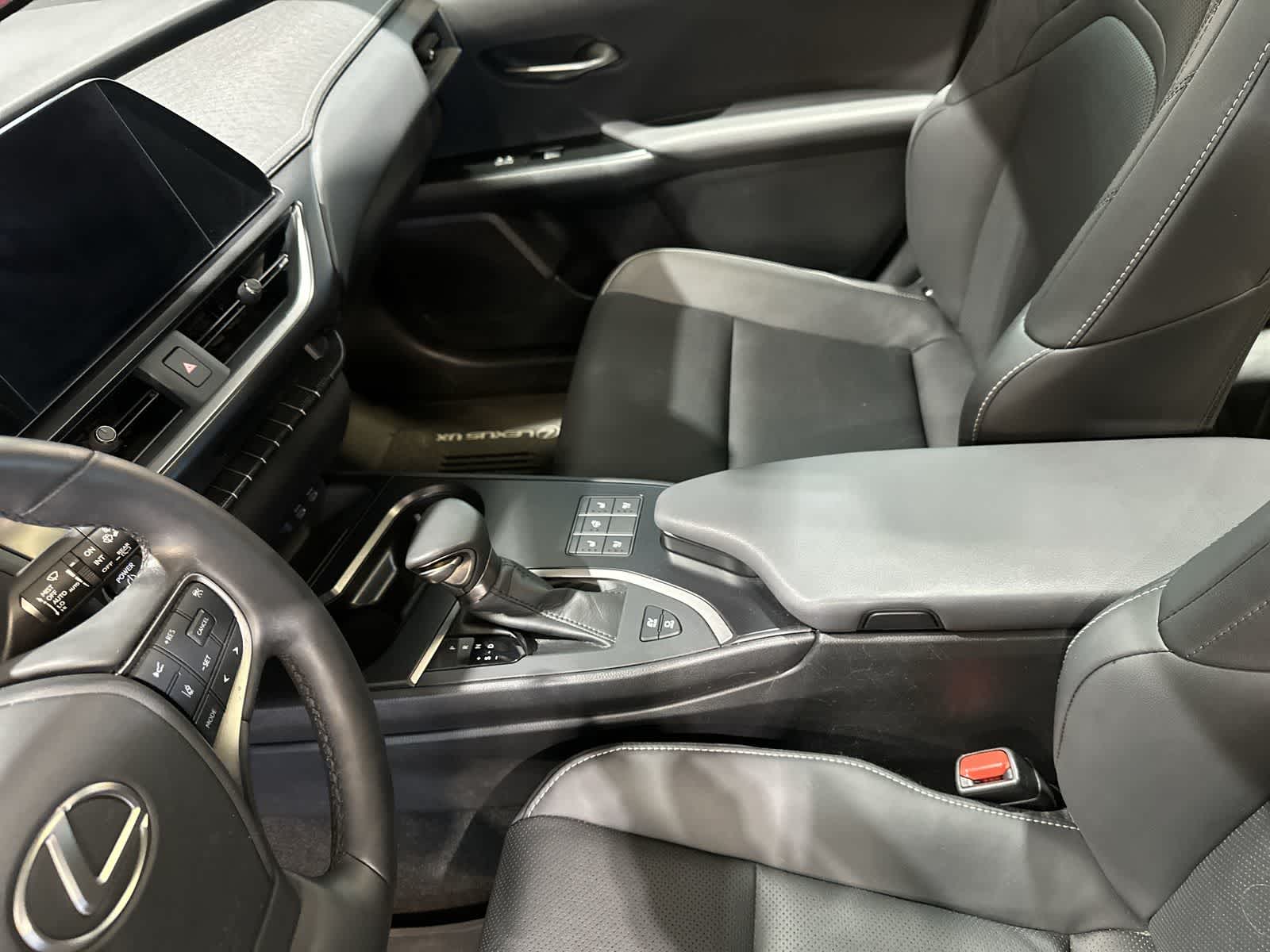 Thumbnail: 2023 Lexus UX - 28