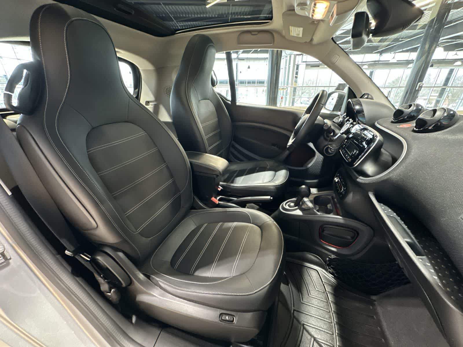 Thumbnail: 2018 smart fortwo - 25