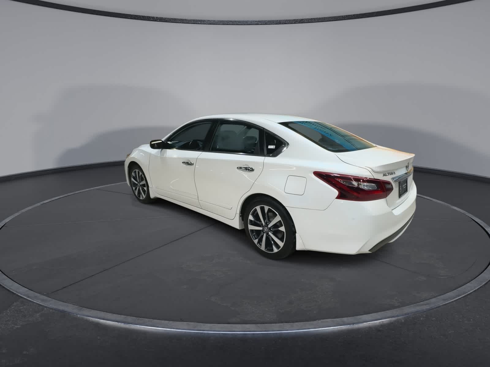 Thumbnail: 2017 Nissan Altima - 8