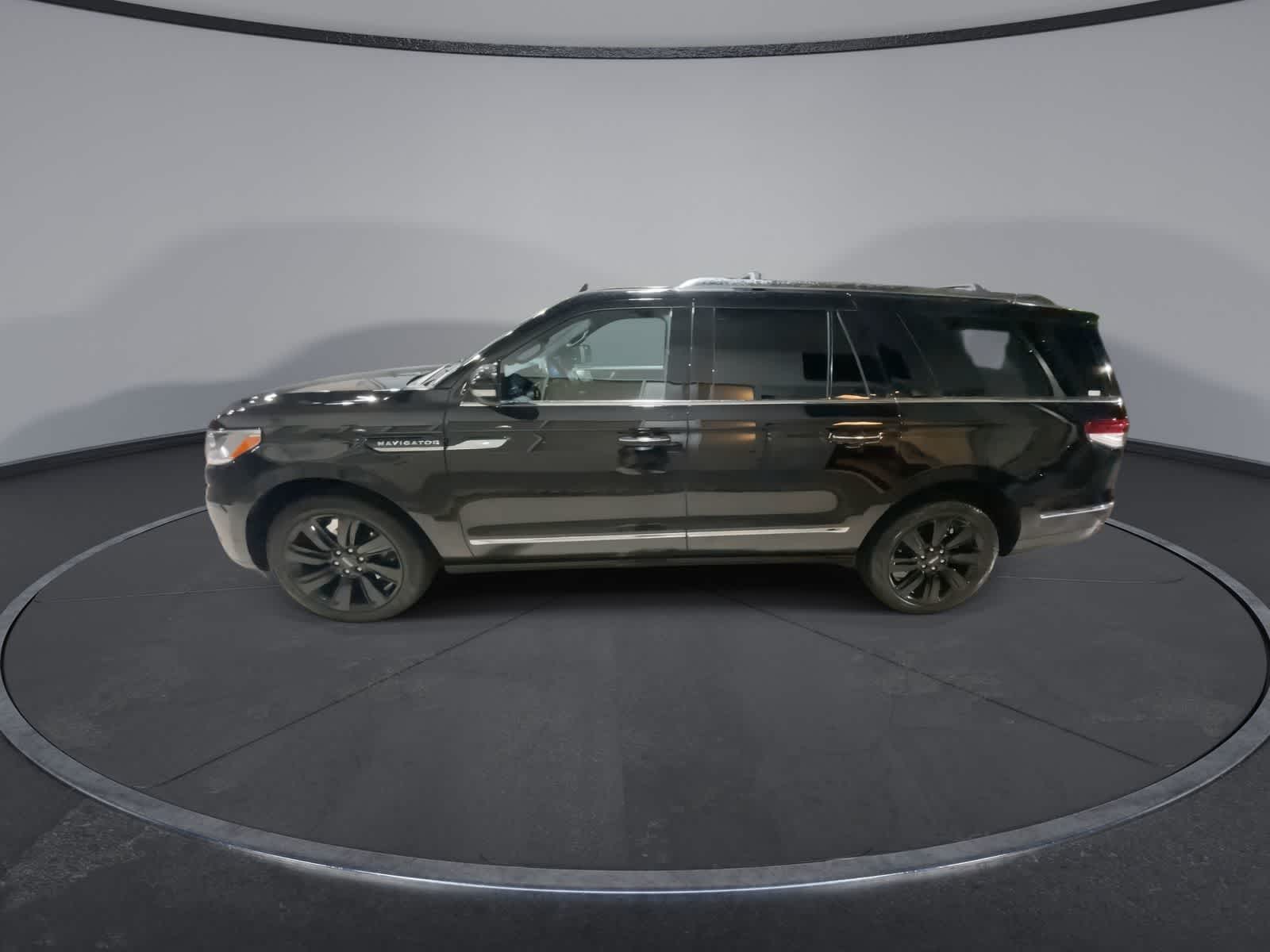 Thumbnail: 2023 Lincoln Navigator L - 7