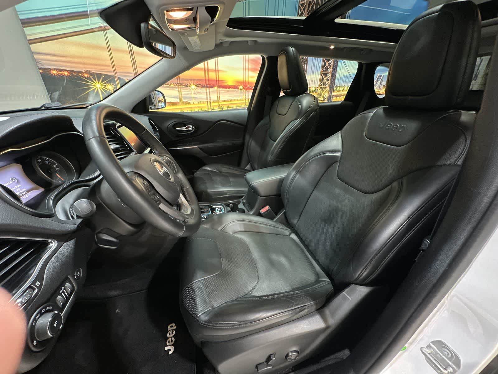 Thumbnail: 2019 Jeep Cherokee - 14