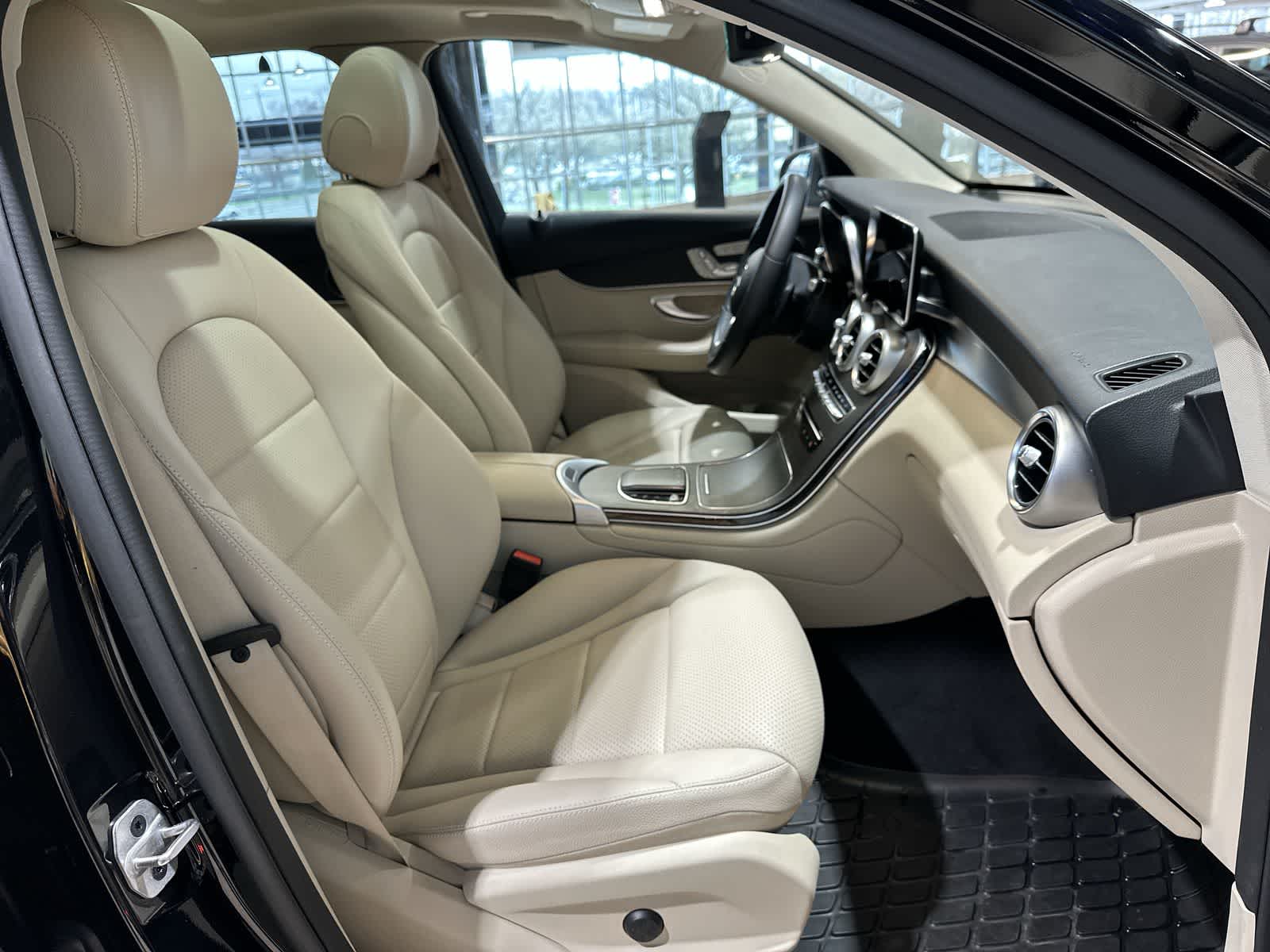 Thumbnail: 2022 Mercedes-Benz GLC - 26