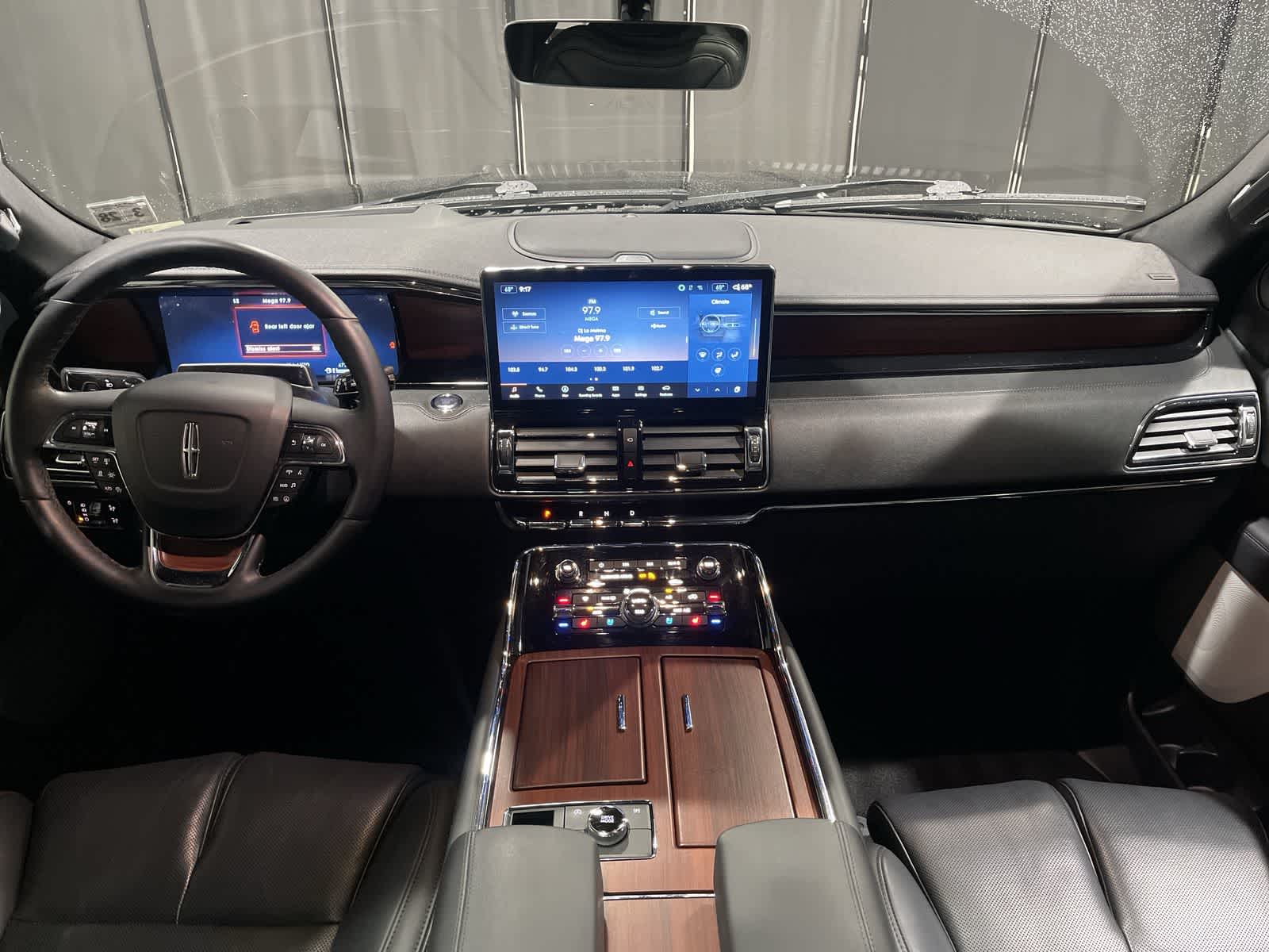 Thumbnail: 2023 Lincoln Navigator L - 22