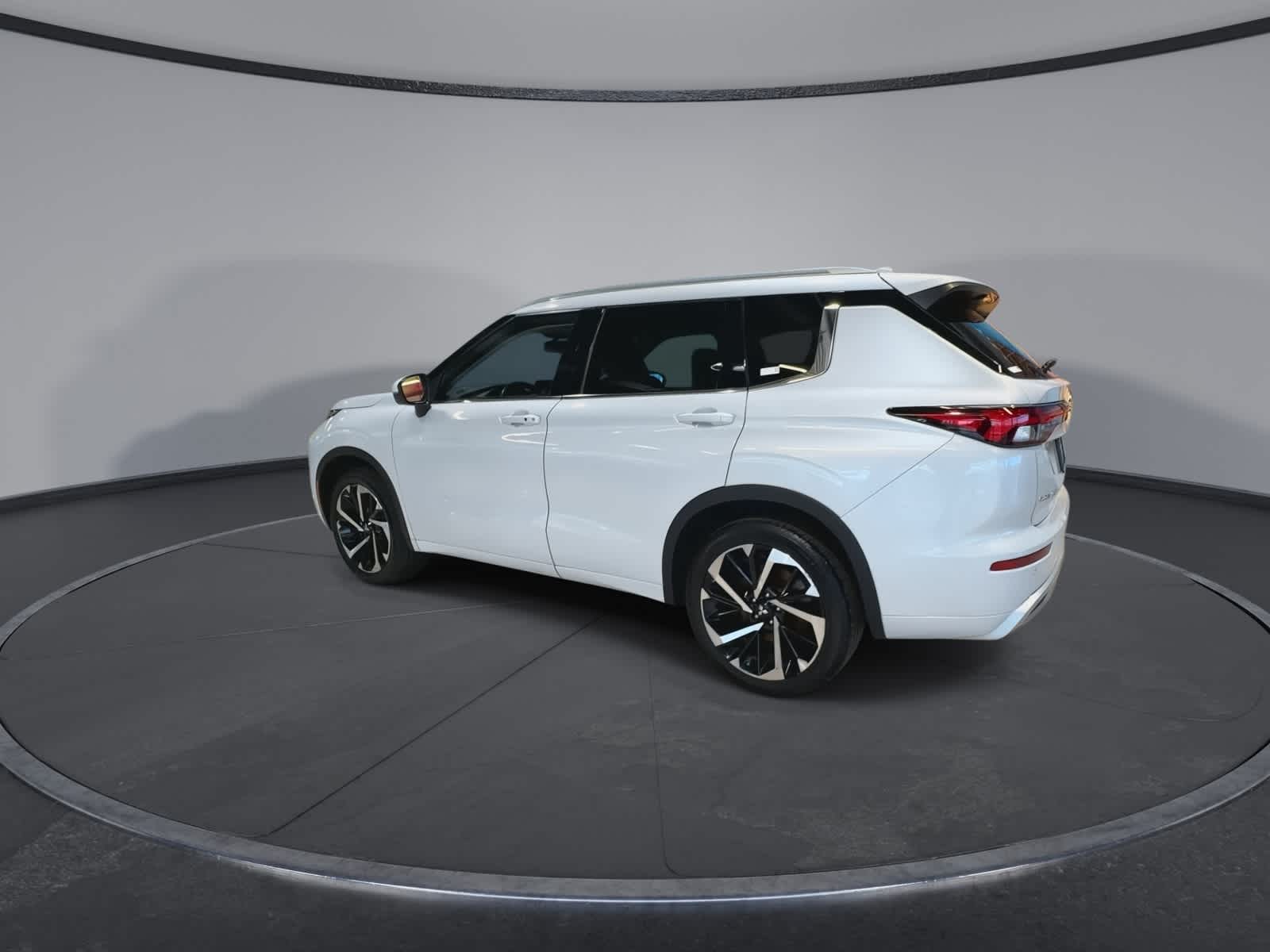 Thumbnail: 2022 Mitsubishi Outlander - 8