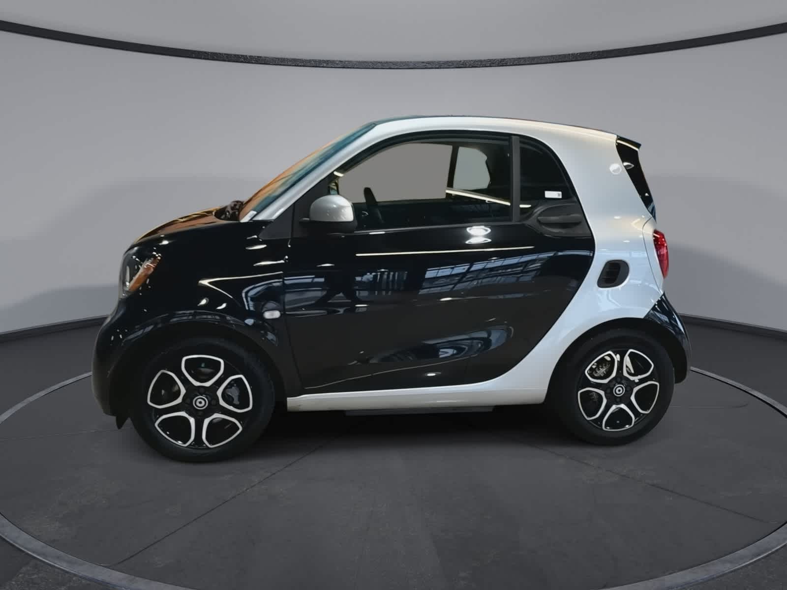 Thumbnail: 2018 smart fortwo - 5