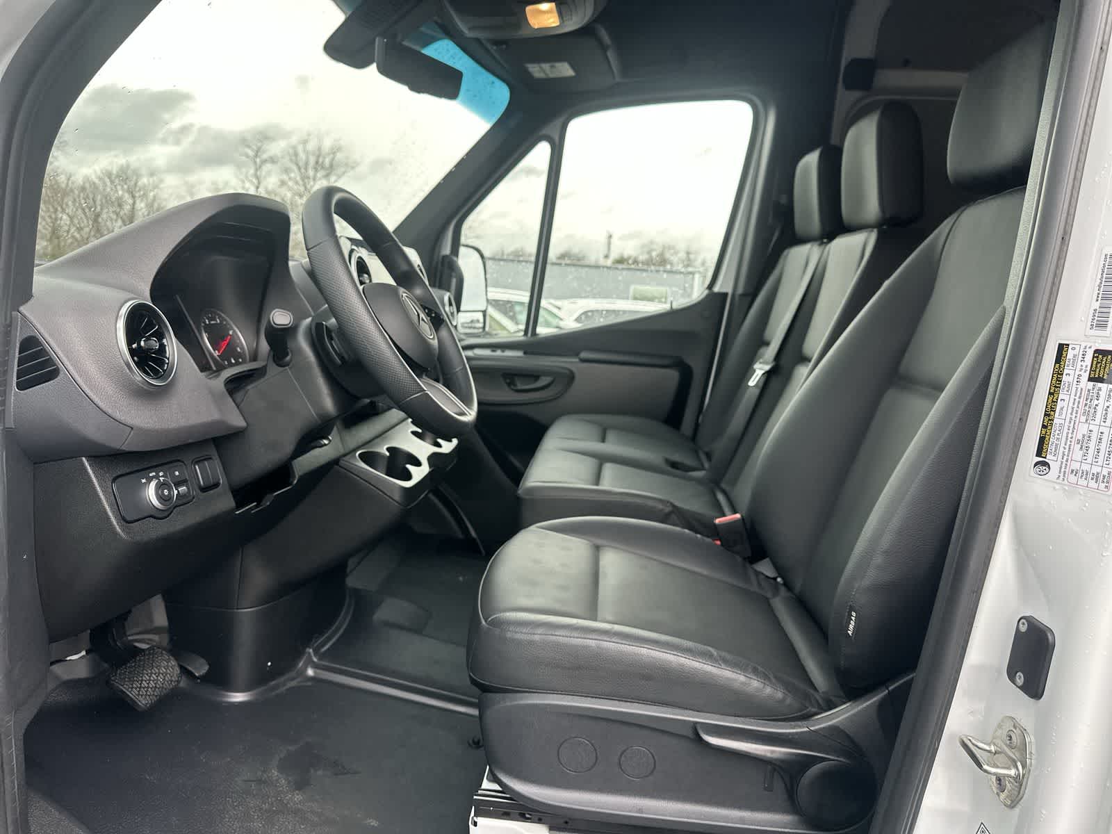 Thumbnail: 2025 Mercedes-Benz Sprinter - 14