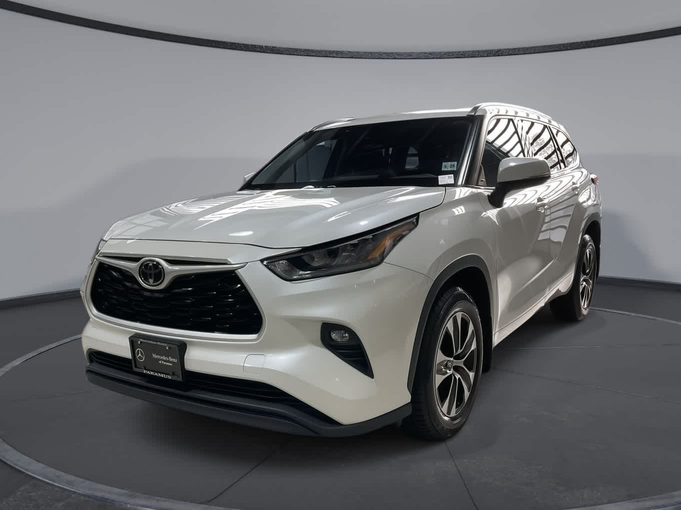 2020 Toyota Highlander XLE Hero Image