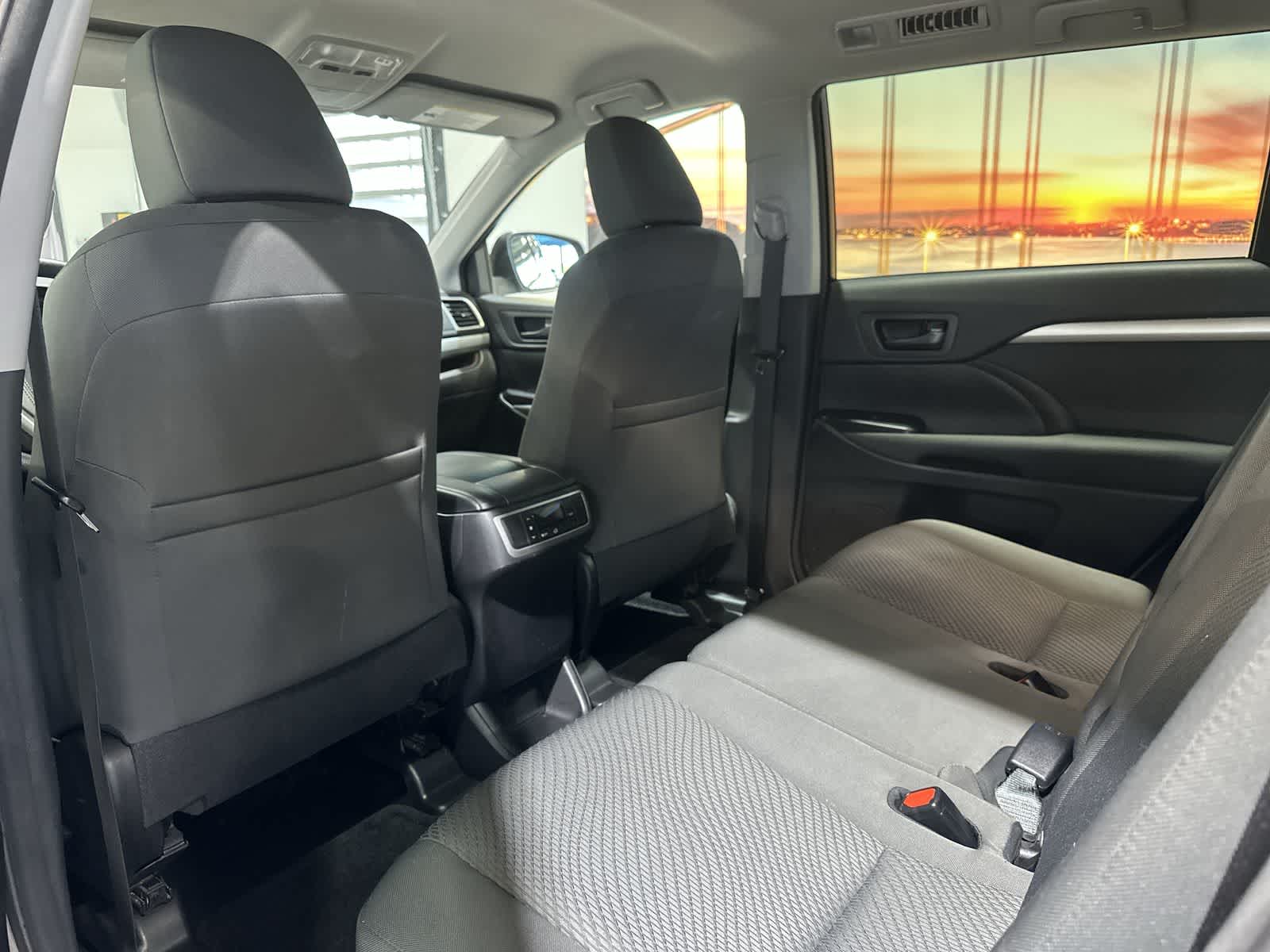 Thumbnail: 2016 Toyota Highlander - 24