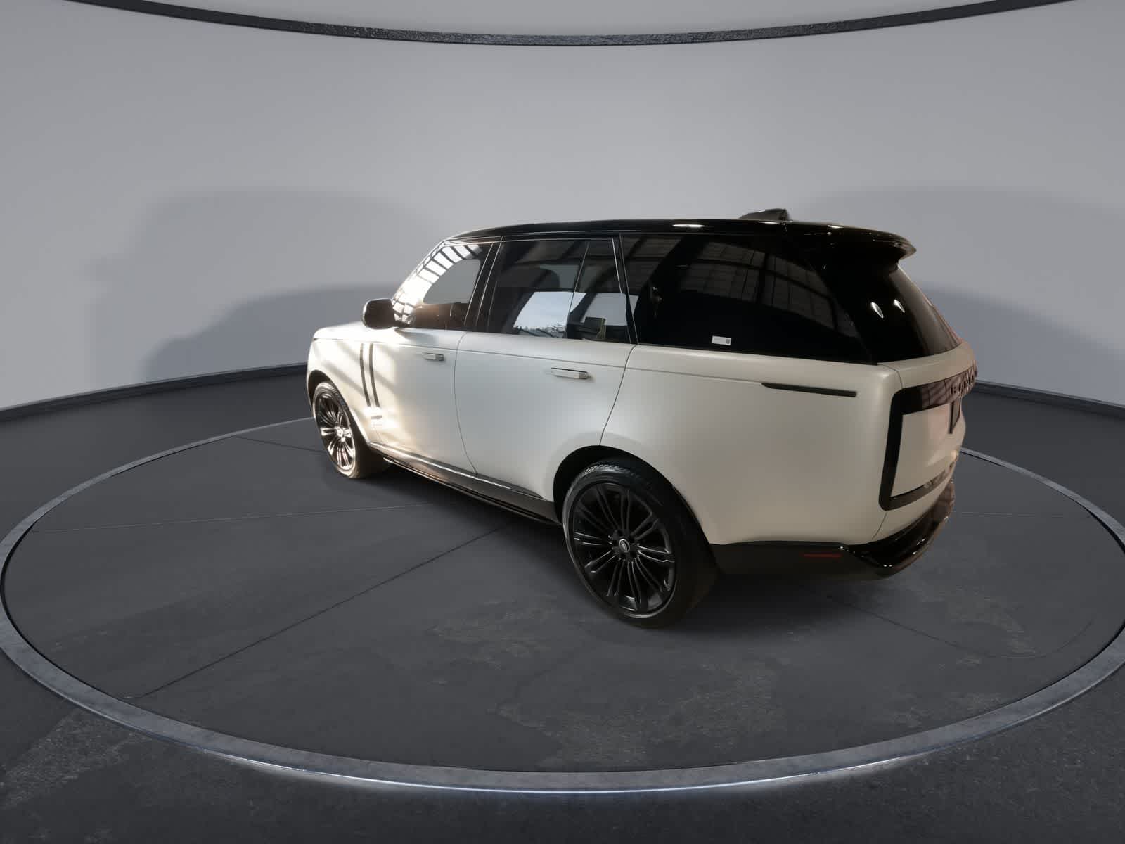 Thumbnail: 2023 Land Rover Range Rover - 10