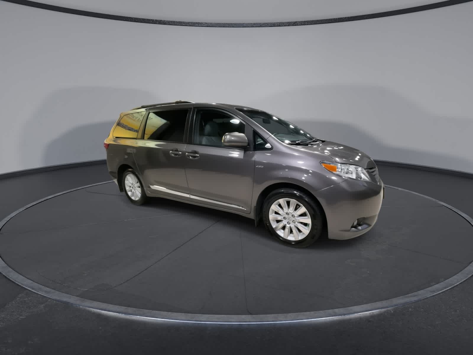 2016 Toyota Sienna XLE photo 2