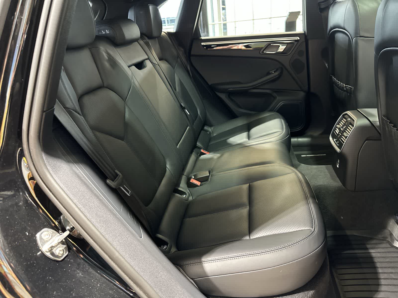 Thumbnail: 2023 Porsche Macan - 25