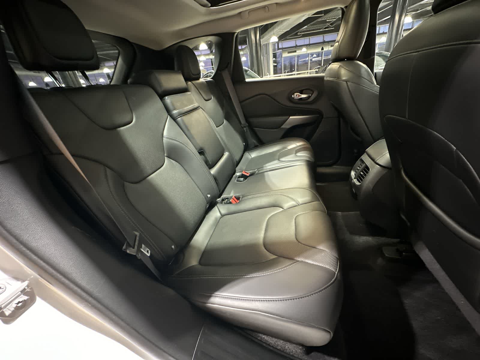 Thumbnail: 2019 Jeep Cherokee - 25