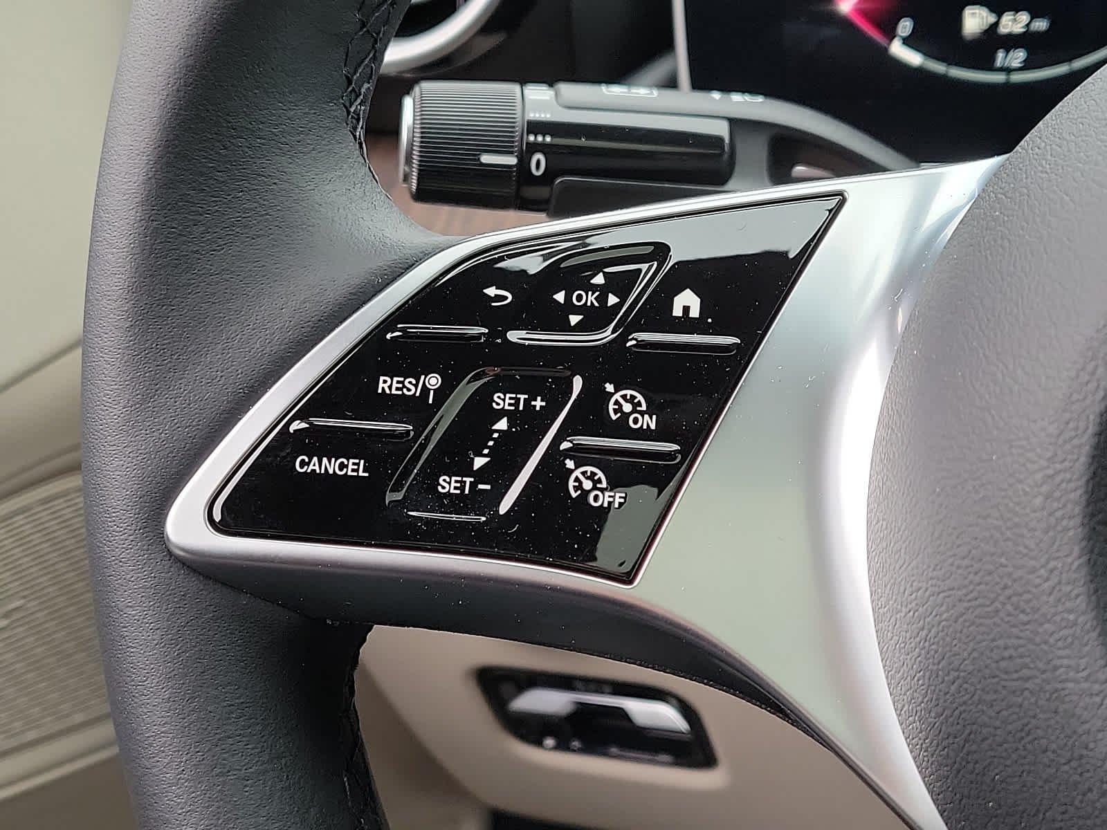 Thumbnail: 2024 Mercedes-Benz C-Class - 10
