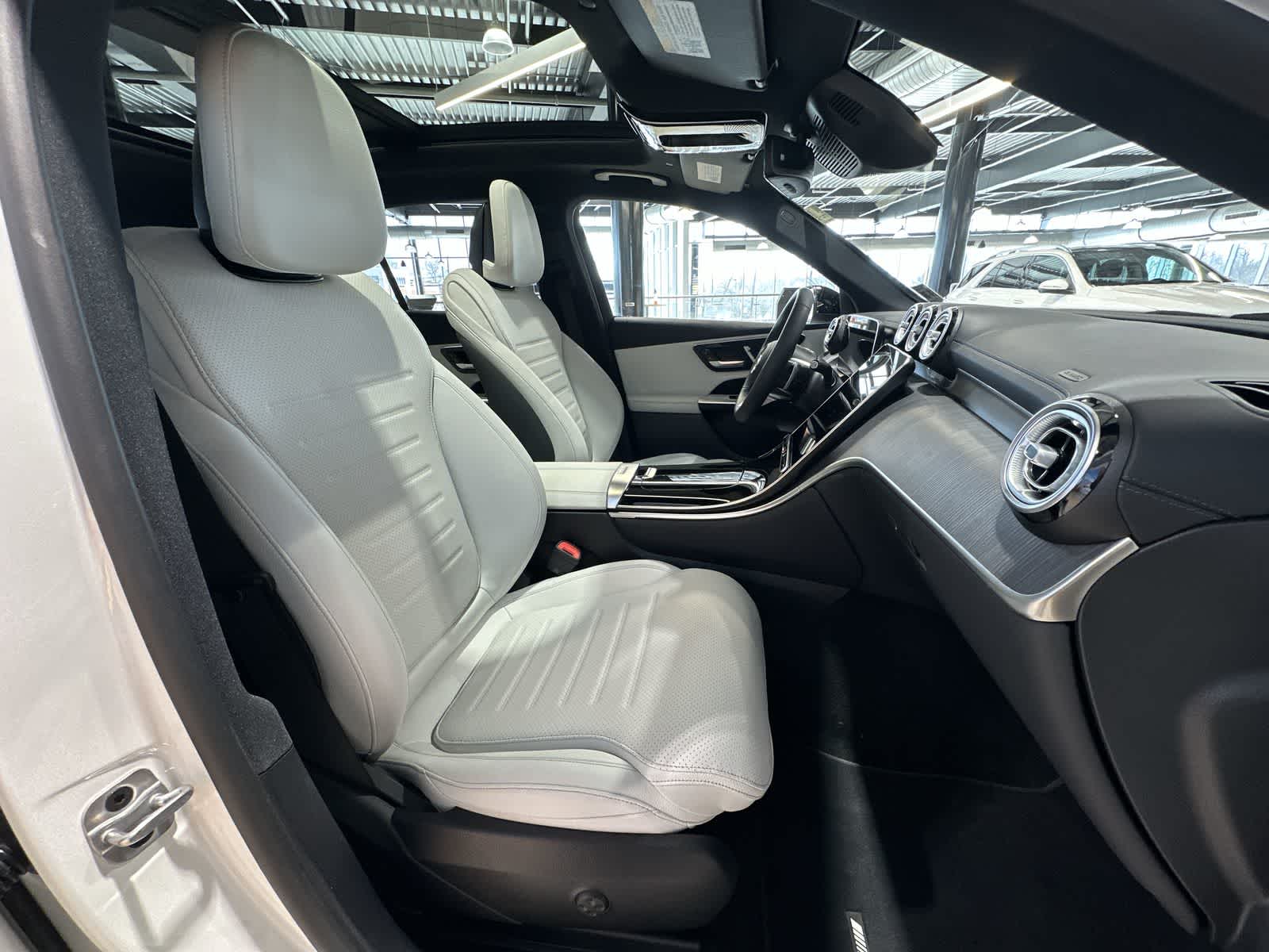 Thumbnail: 2025 Mercedes-Benz GLC - 26