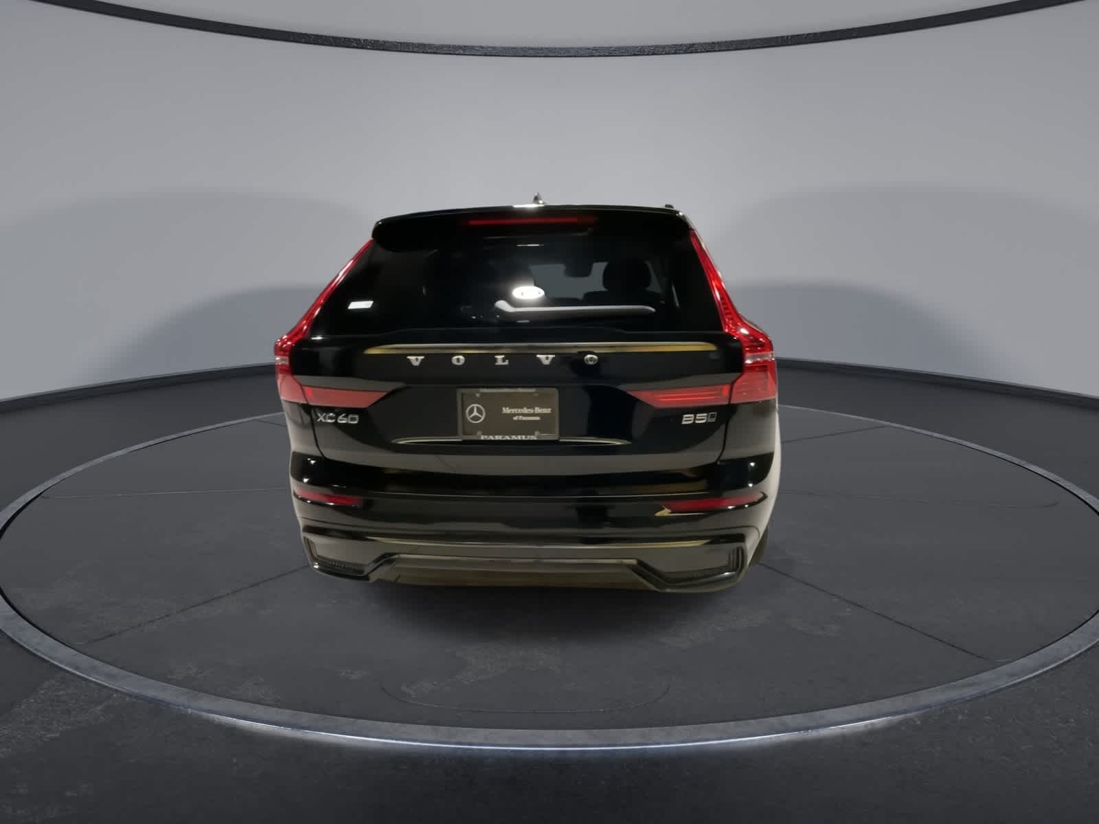 Thumbnail: 2023 Volvo XC60 - 10