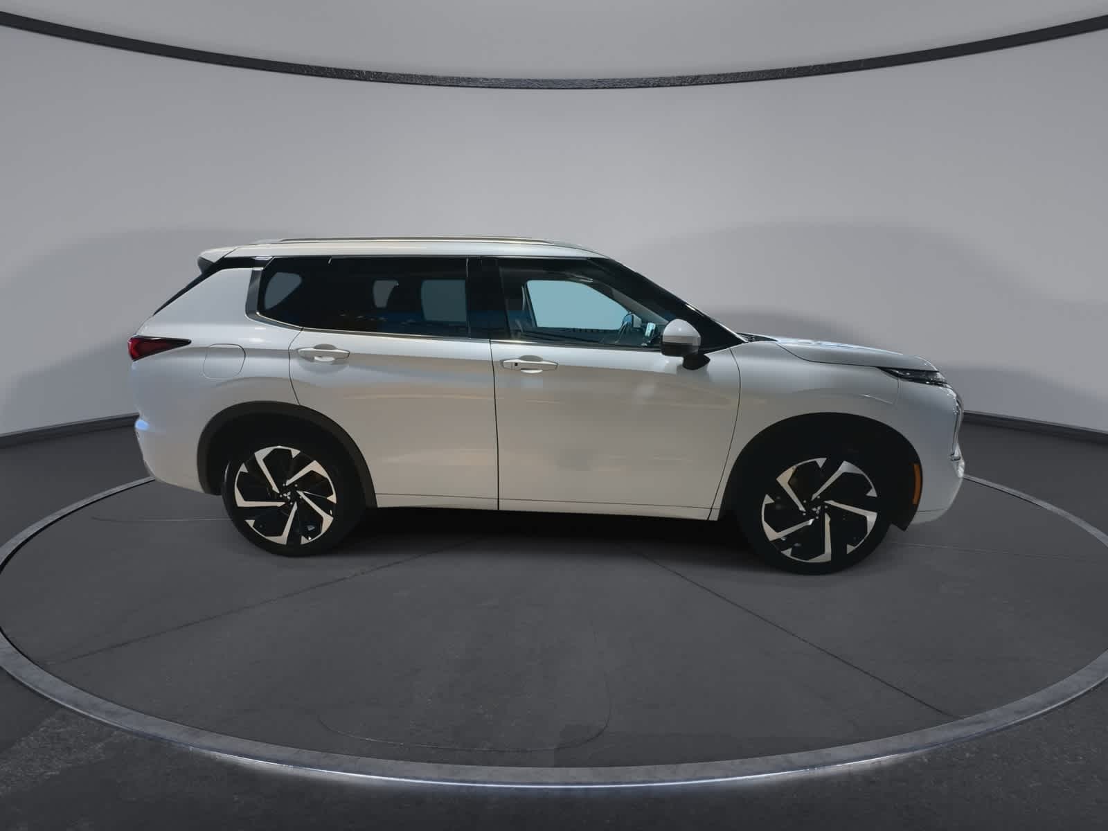 Thumbnail: 2022 Mitsubishi Outlander - 13