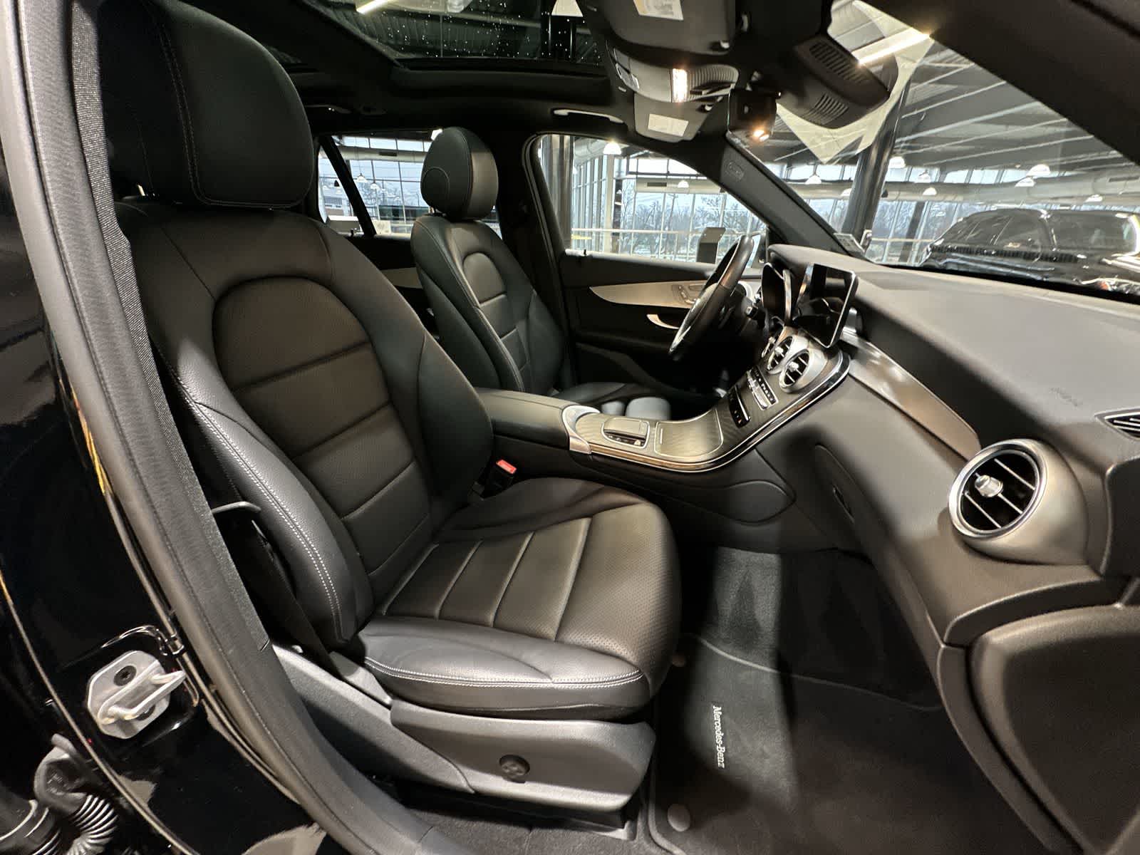 Thumbnail: 2022 Mercedes-Benz GLC - 26