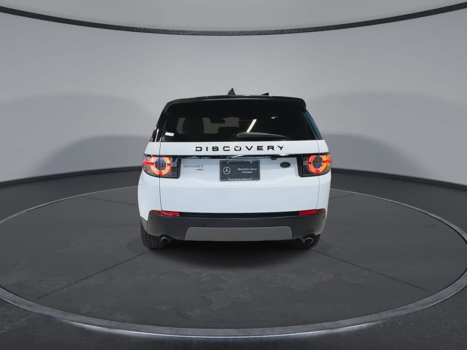 Thumbnail: 2017 Land Rover Discovery Sport - 10