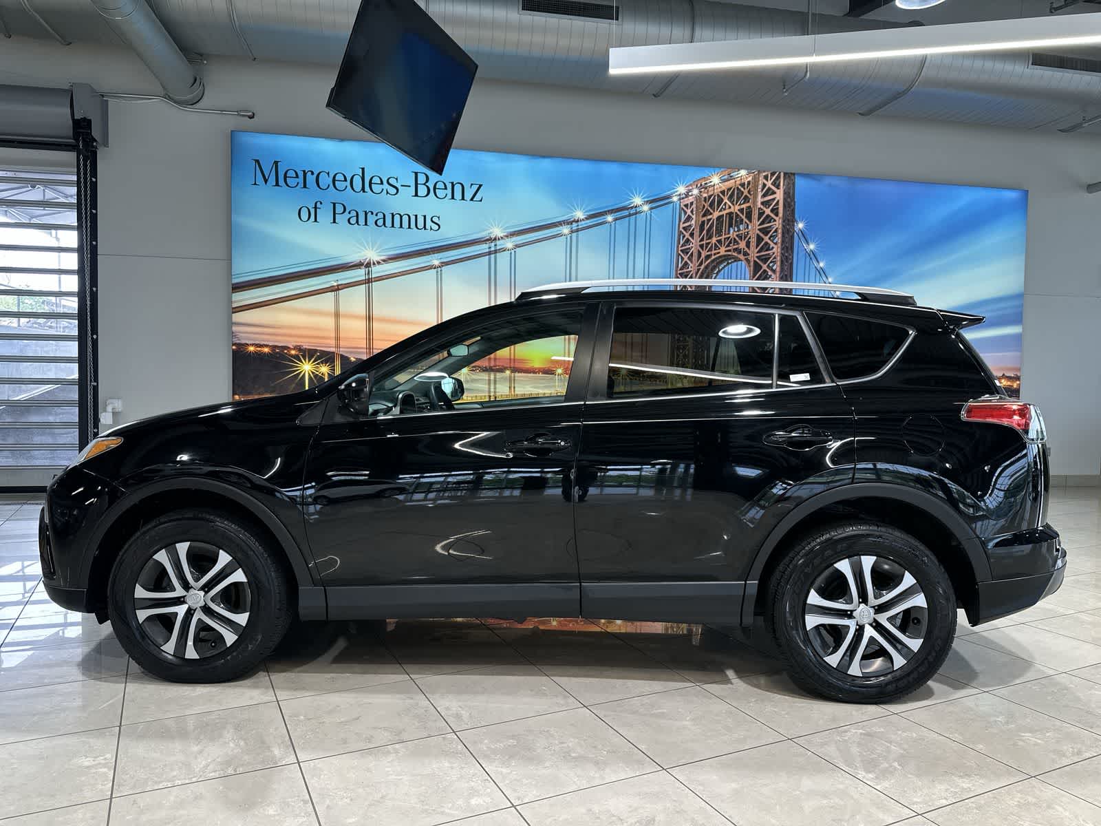 Thumbnail: 2016 Toyota RAV4 - 15