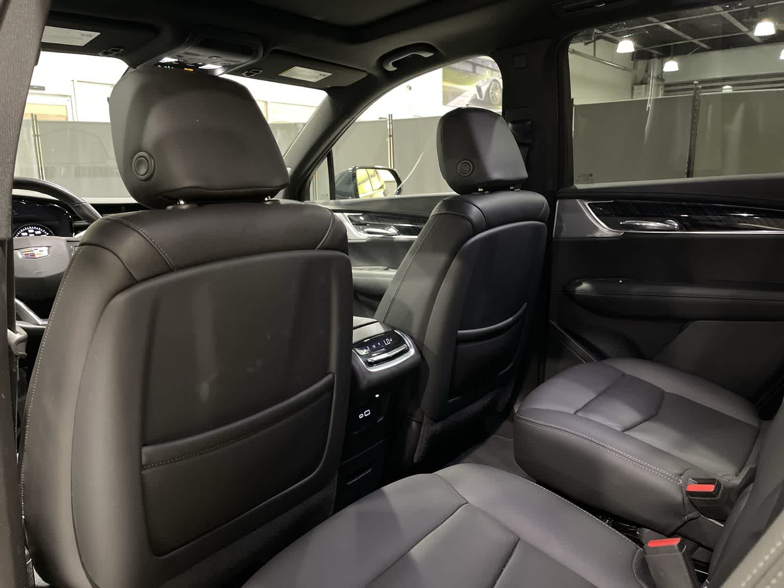 Thumbnail: 2022 Cadillac XT6 - 24