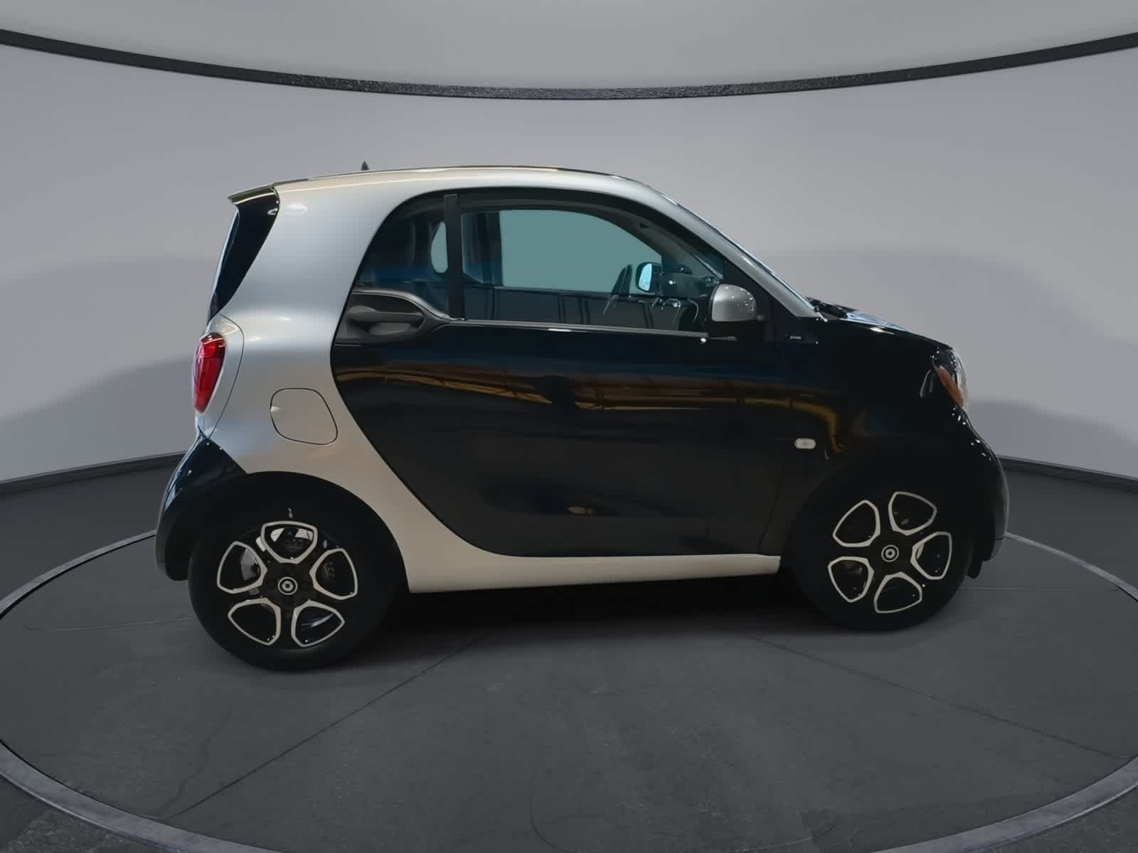 Thumbnail: 2018 smart fortwo - 11