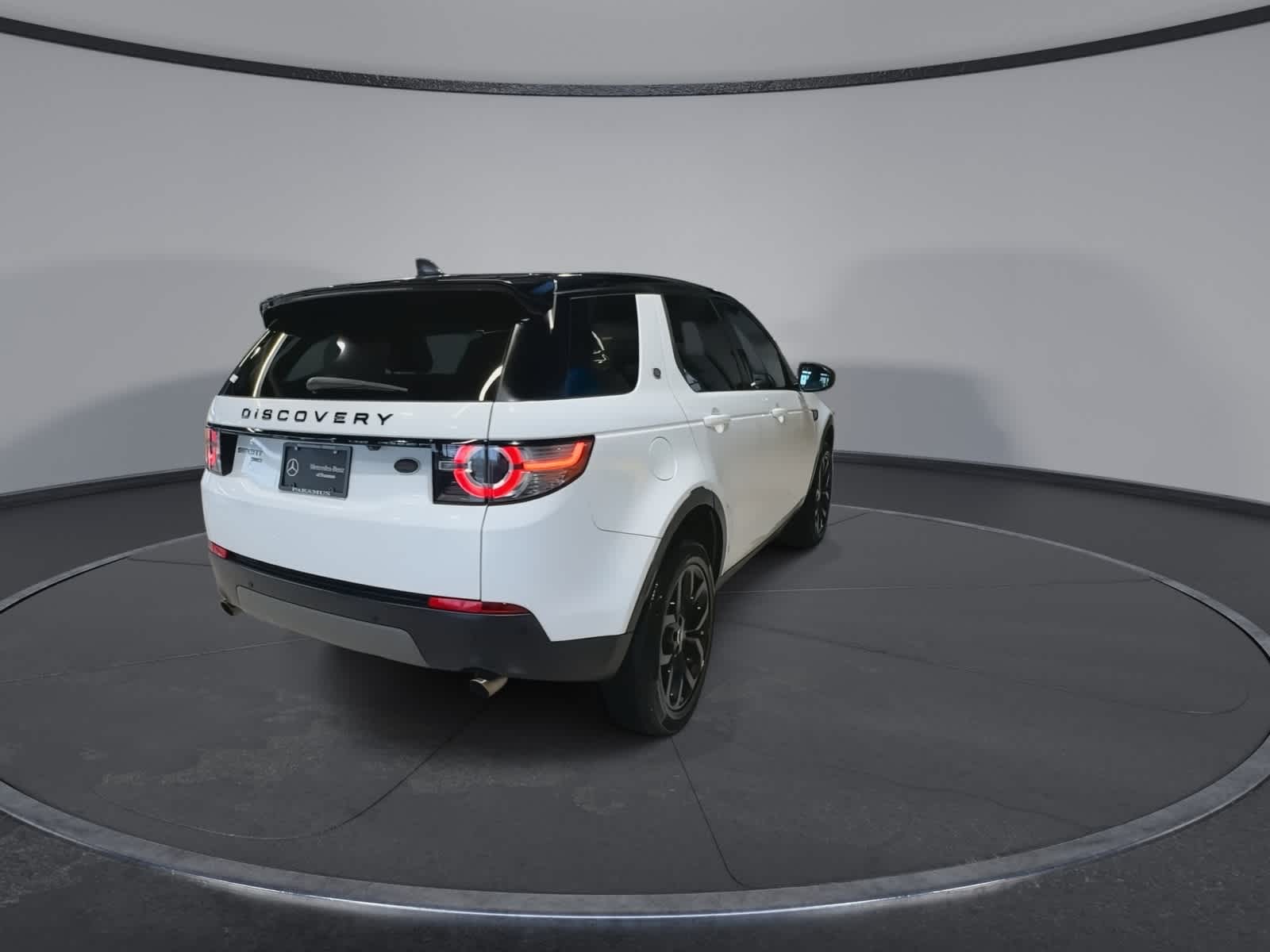Thumbnail: 2017 Land Rover Discovery Sport - 11