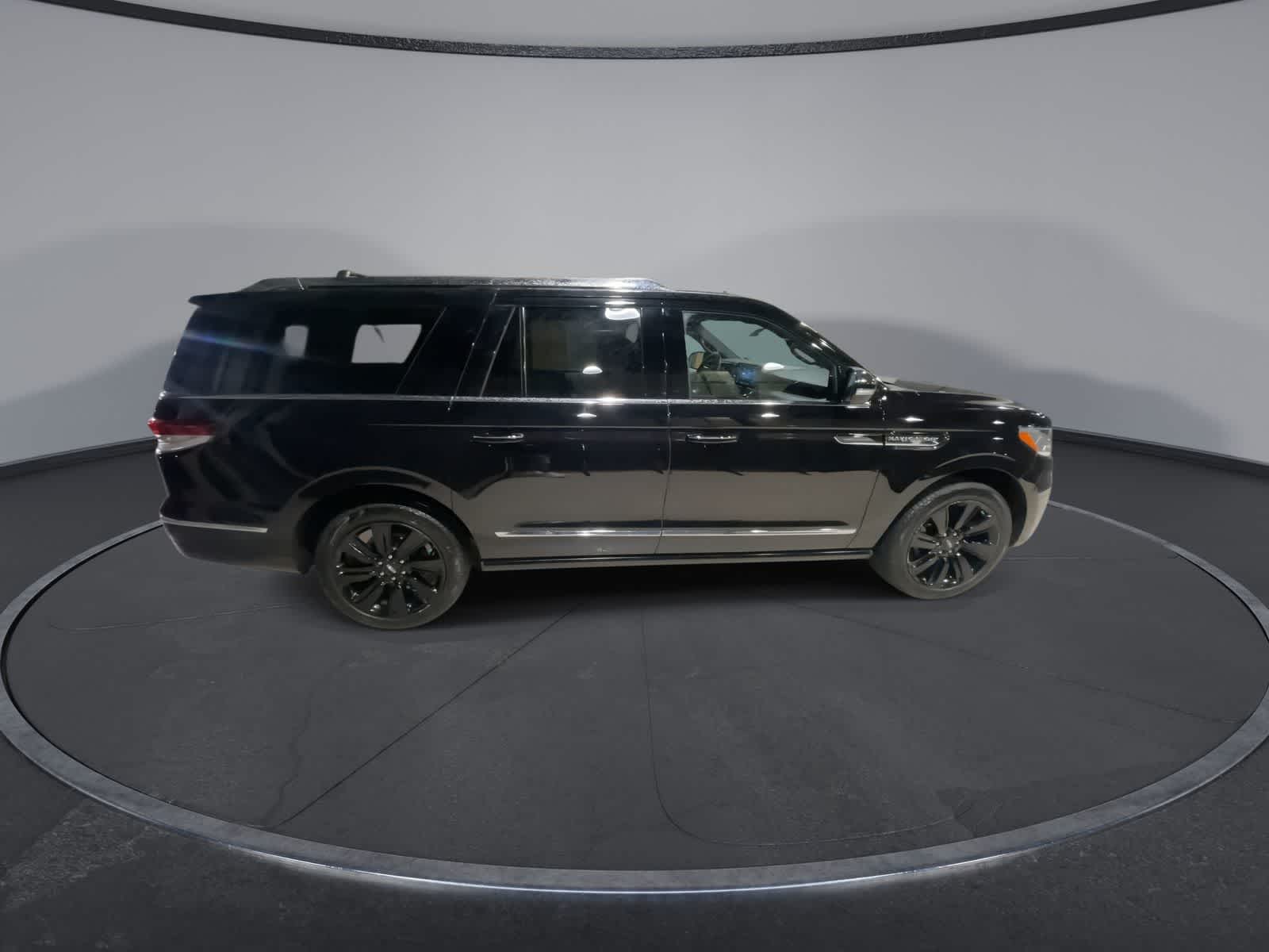 Thumbnail: 2023 Lincoln Navigator L - 13