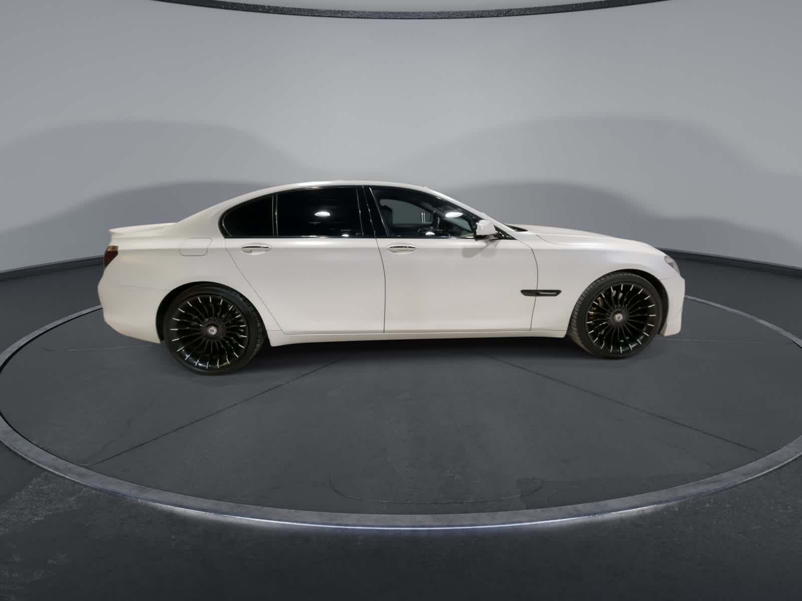 Thumbnail: 2011 BMW 7 Series - 13