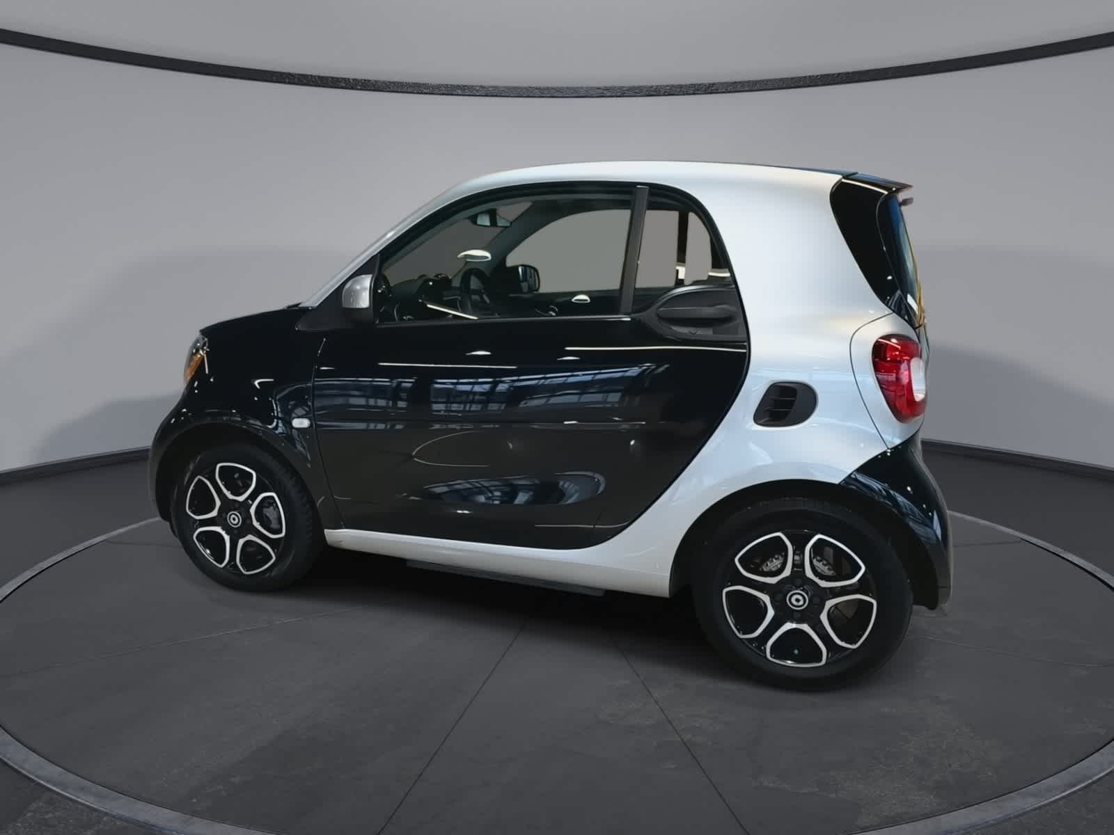 Thumbnail: 2018 smart fortwo - 6