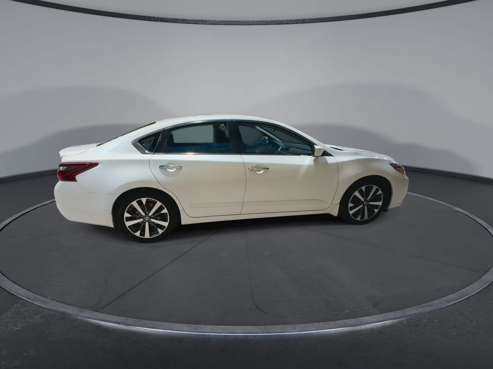 Thumbnail: 2017 Nissan Altima - 12