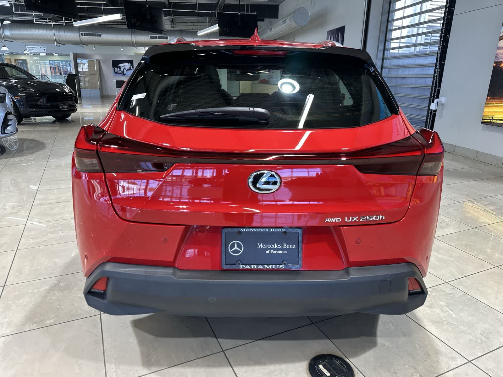 Thumbnail: 2023 Lexus UX - 17