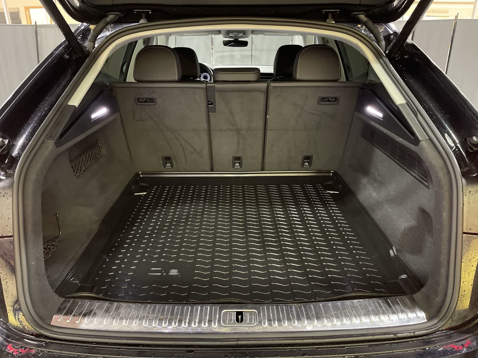 Thumbnail: 2019 Audi Q8 - 31