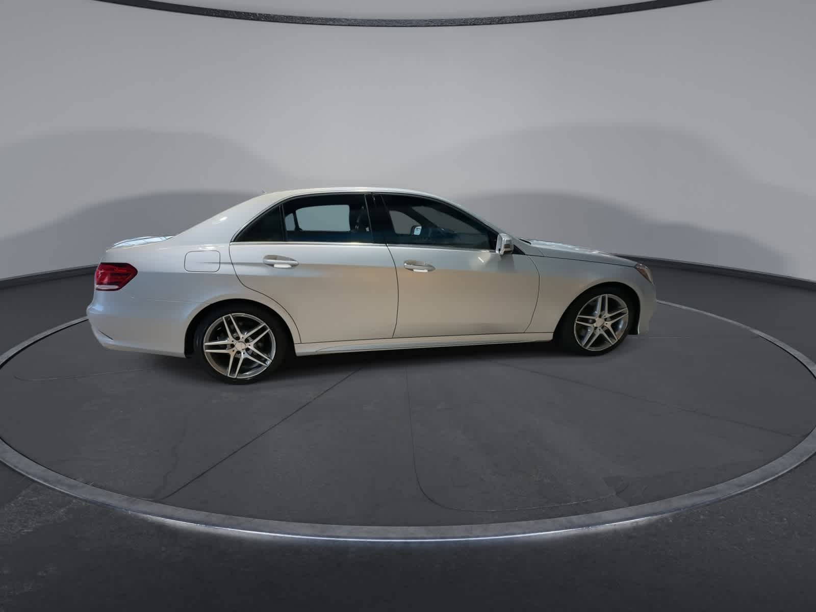 Thumbnail: 2016 Mercedes-Benz E-Class - 12