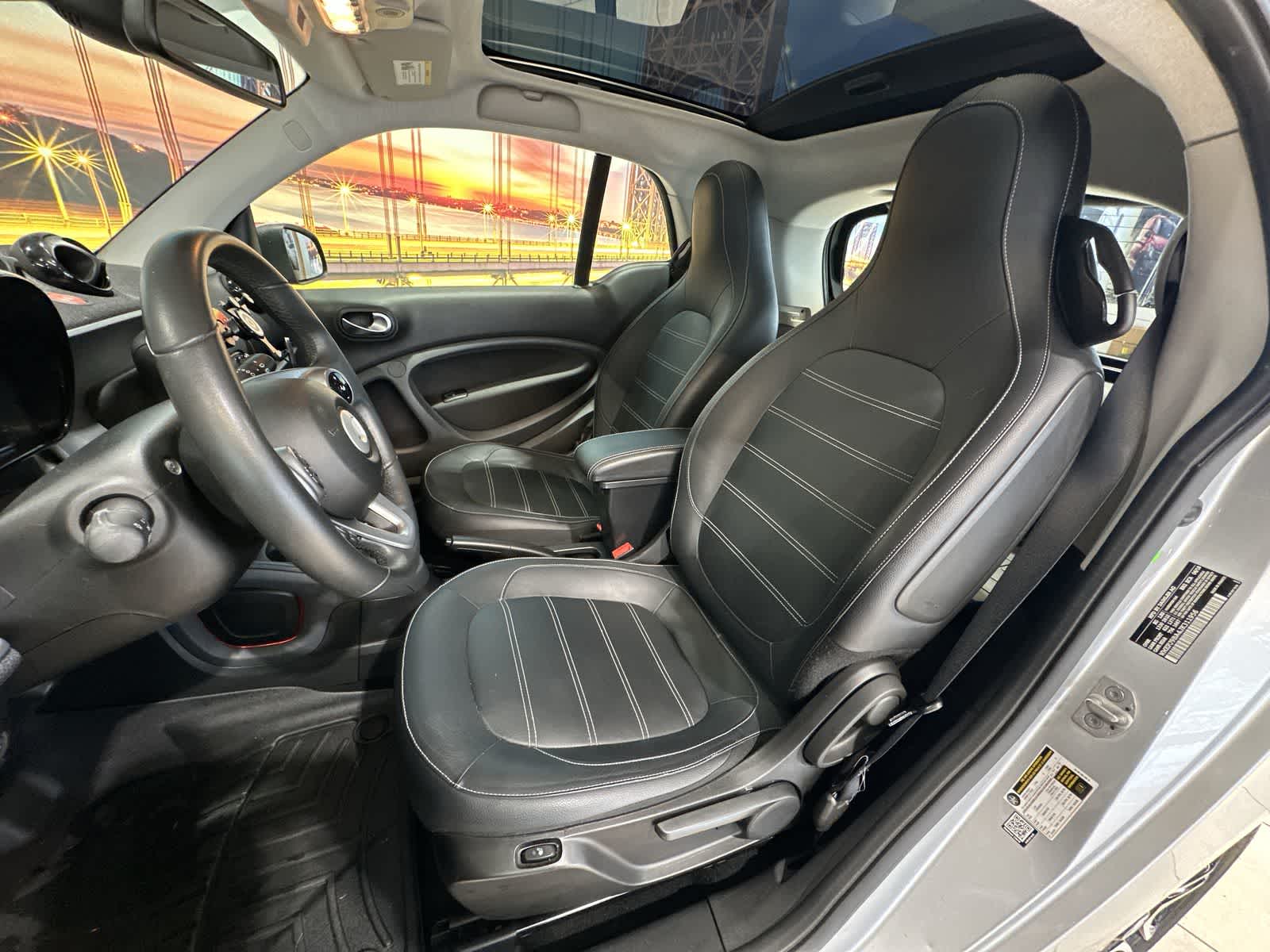 Thumbnail: 2018 smart fortwo - 22