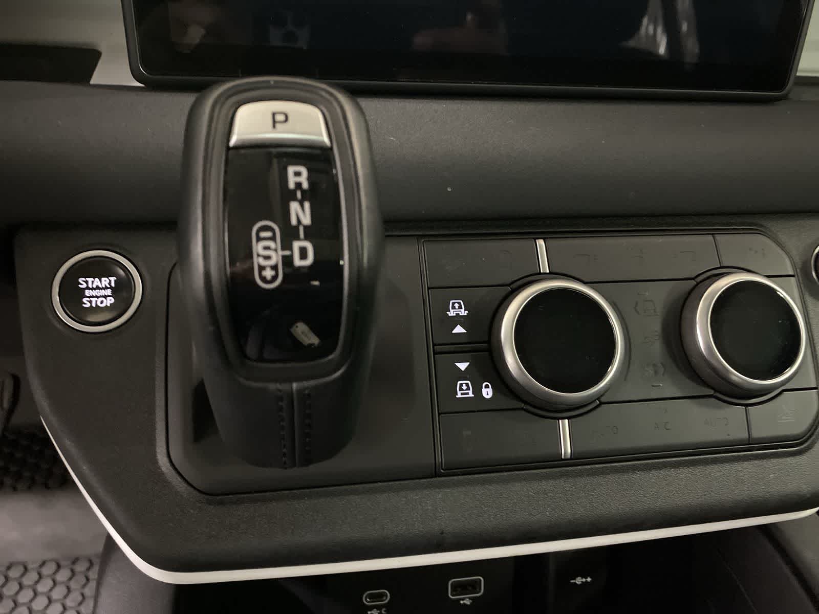 Thumbnail: 2020 Land Rover Defender - 29