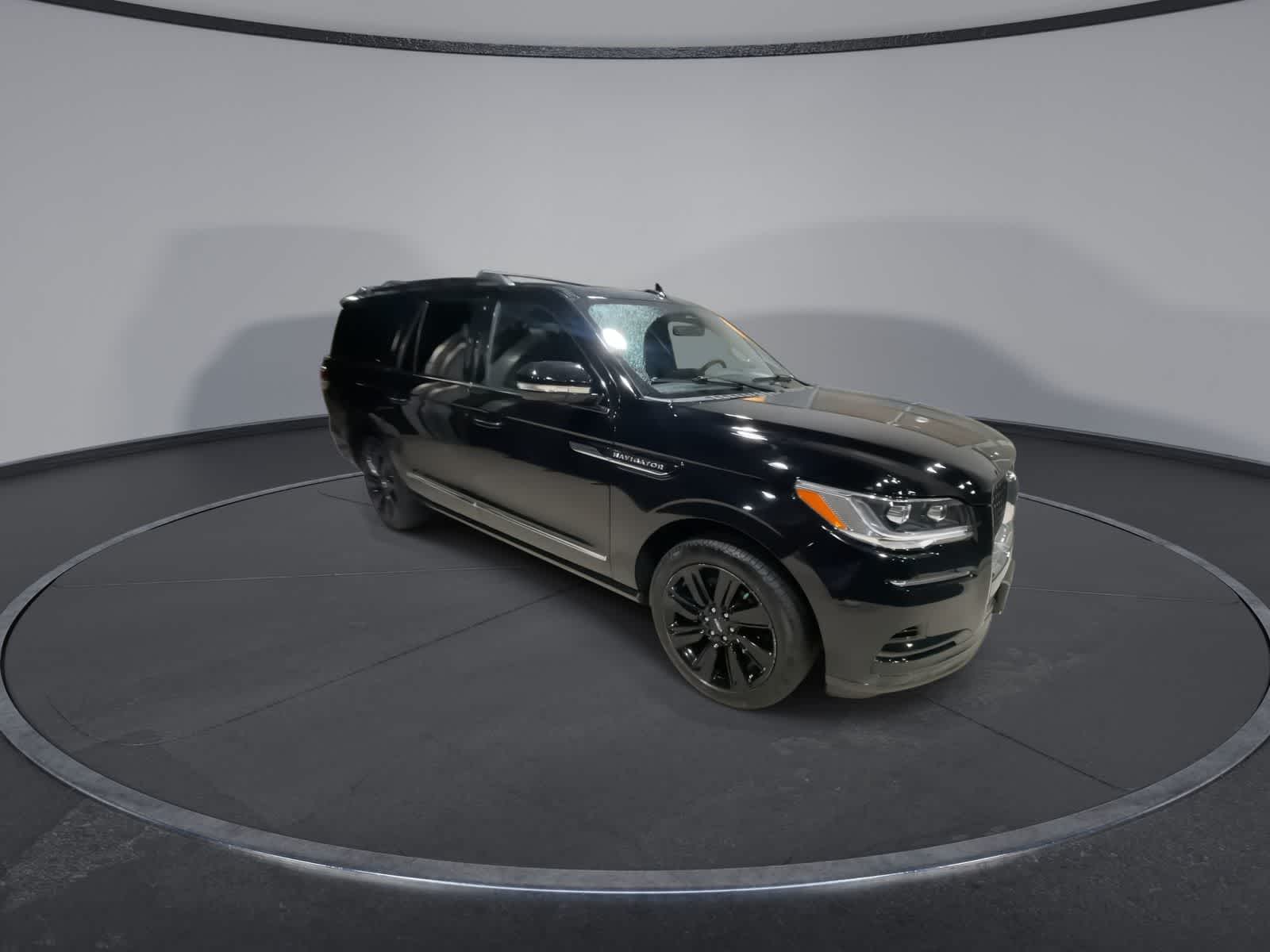 Thumbnail: 2023 Lincoln Navigator L - 3