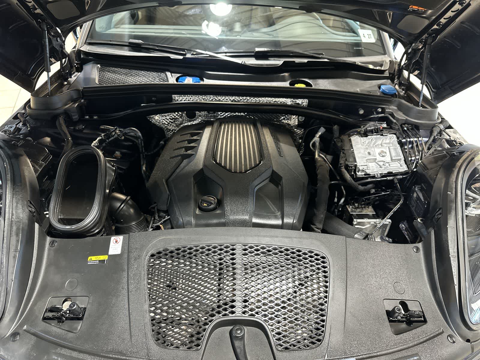 Thumbnail: 2022 Porsche Macan - 21