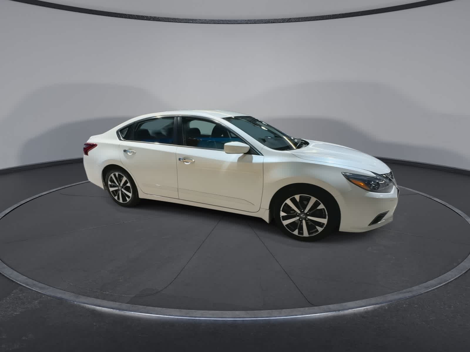 Thumbnail: 2017 Nissan Altima - 13