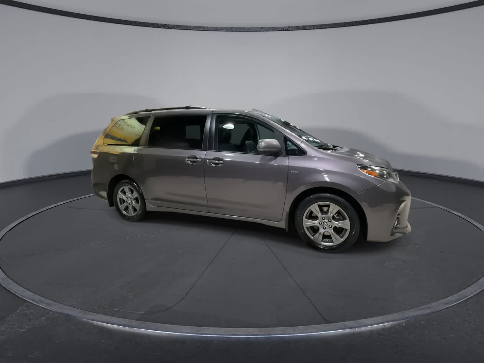 2019 Toyota Sienna Premium photo 2