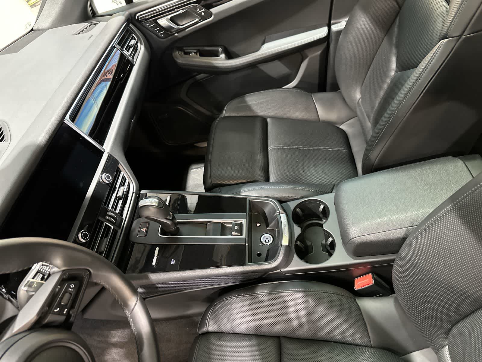 Thumbnail: 2025 Porsche Macan - 28