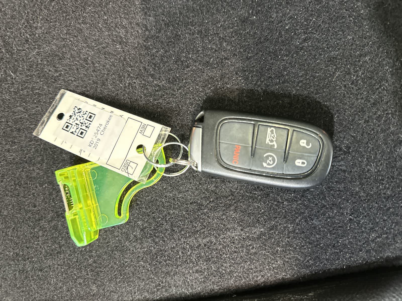 Thumbnail: 2019 Jeep Cherokee - 32