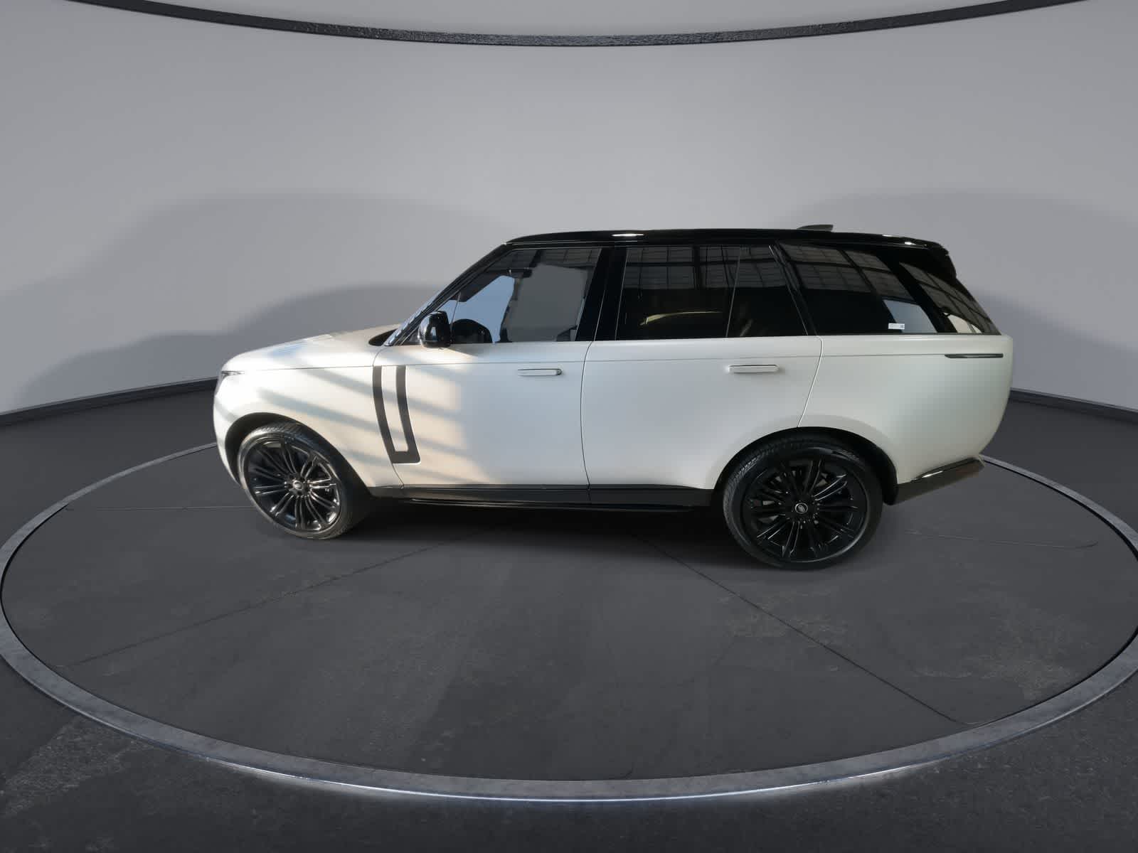 Thumbnail: 2023 Land Rover Range Rover - 9