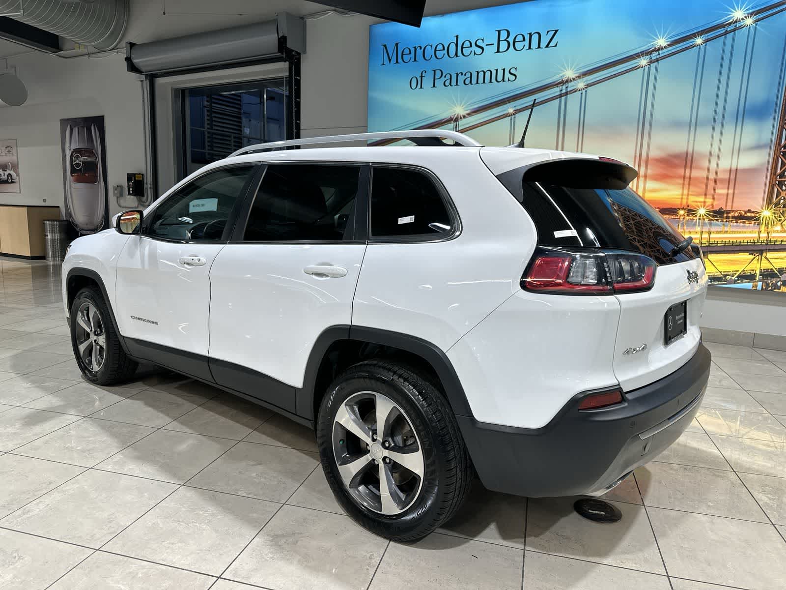 Thumbnail: 2019 Jeep Cherokee - 16