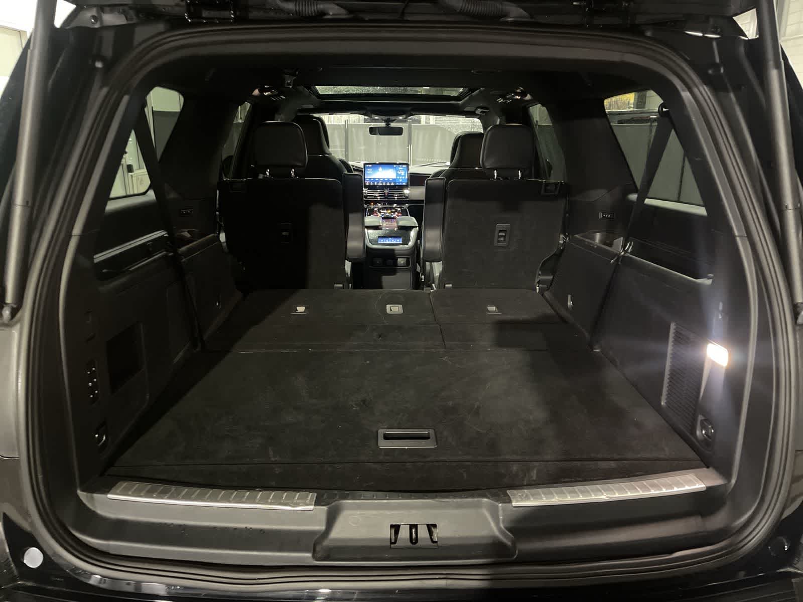 Thumbnail: 2023 Lincoln Navigator L - 31