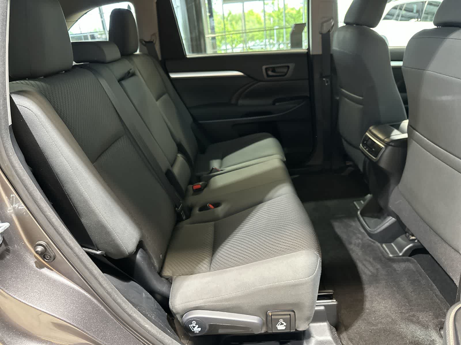 Thumbnail: 2016 Toyota Highlander - 25