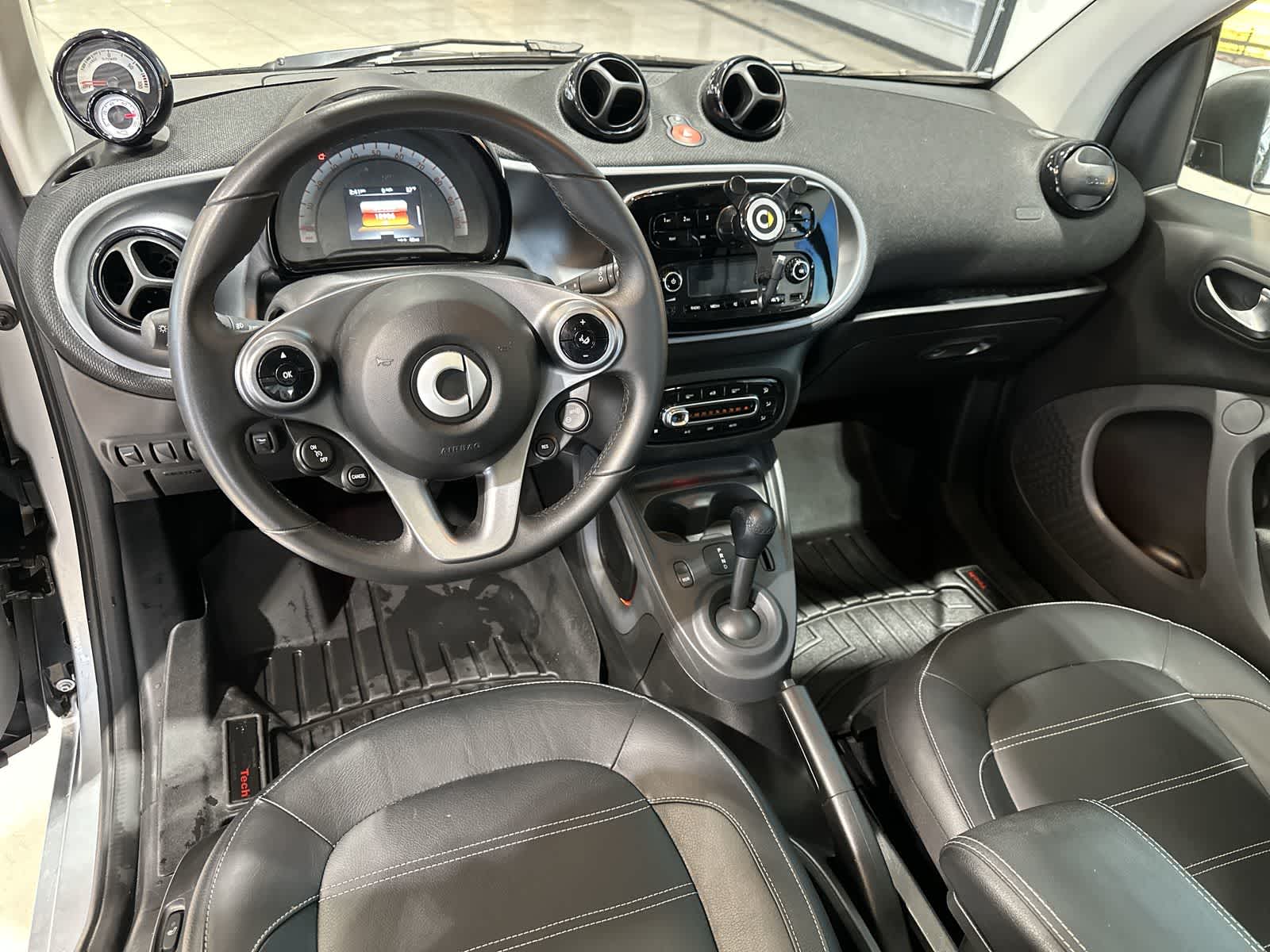 Thumbnail: 2018 smart fortwo - 21