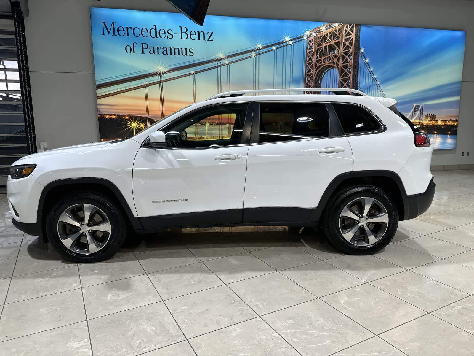 Thumbnail: 2019 Jeep Cherokee - 15