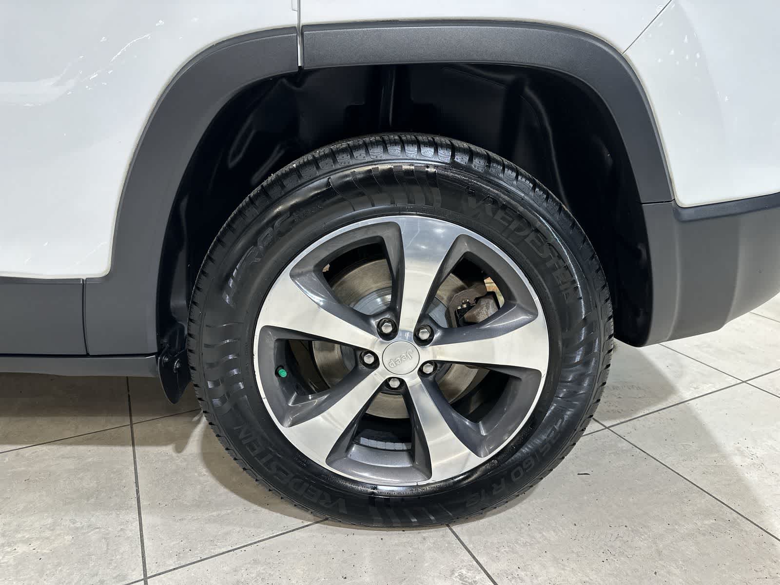 Thumbnail: 2019 Jeep Cherokee - 20